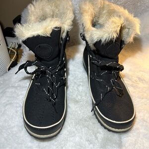 Global Win Woman’s Black Snow Boots Fur Trim Size 9 W1728-1  Lace Up  Calf Hight